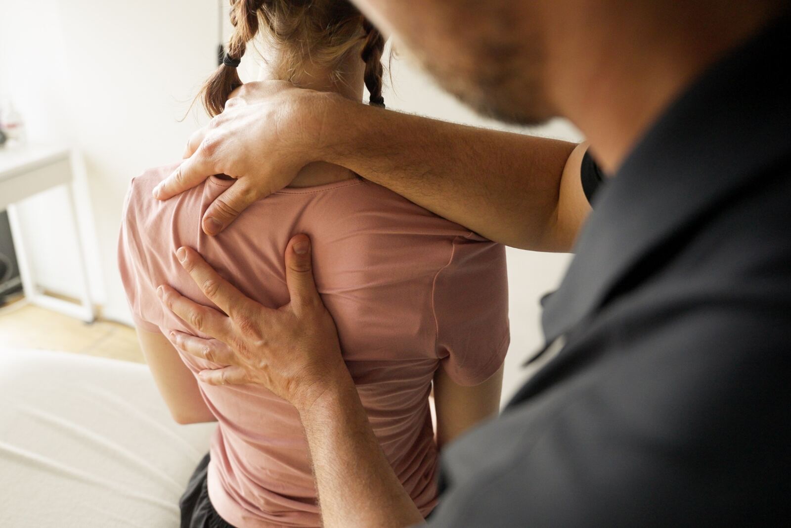 Manuelle Befundung der Schulter durch Physiotherapeut