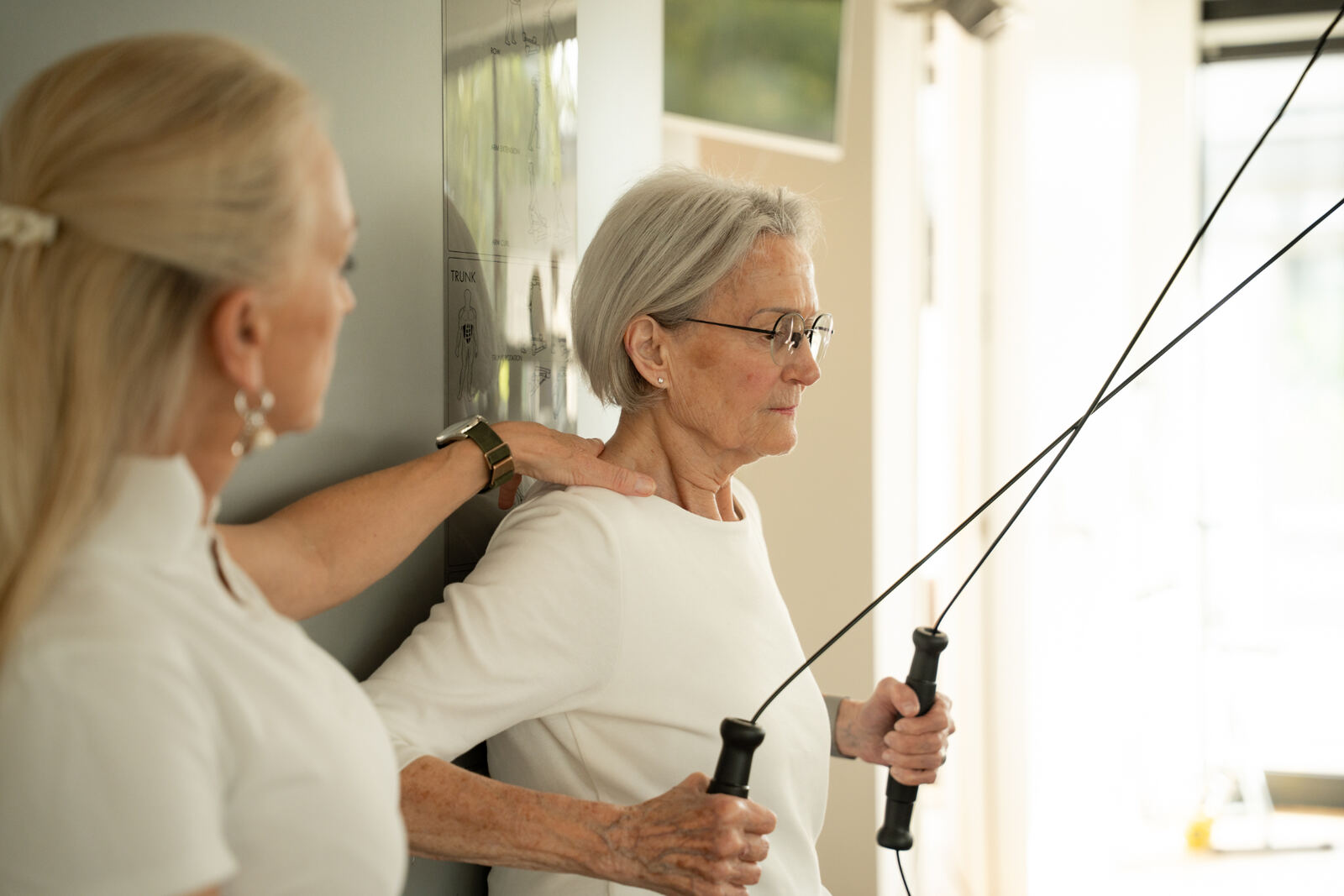 Personal Training mit Senior am Kabelzug